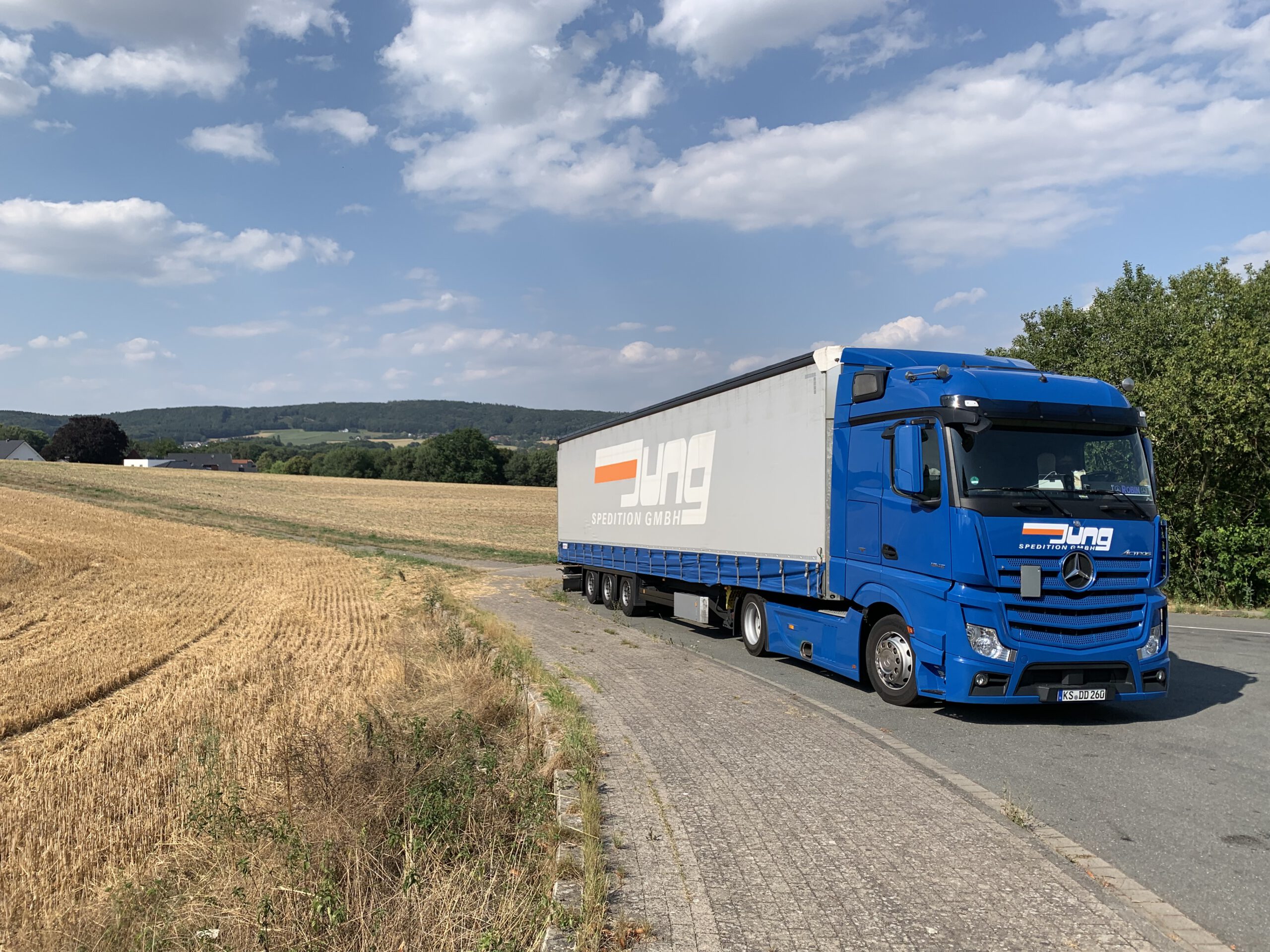LKW der Firmer Jung-Spedition auf der Bundesstrasse